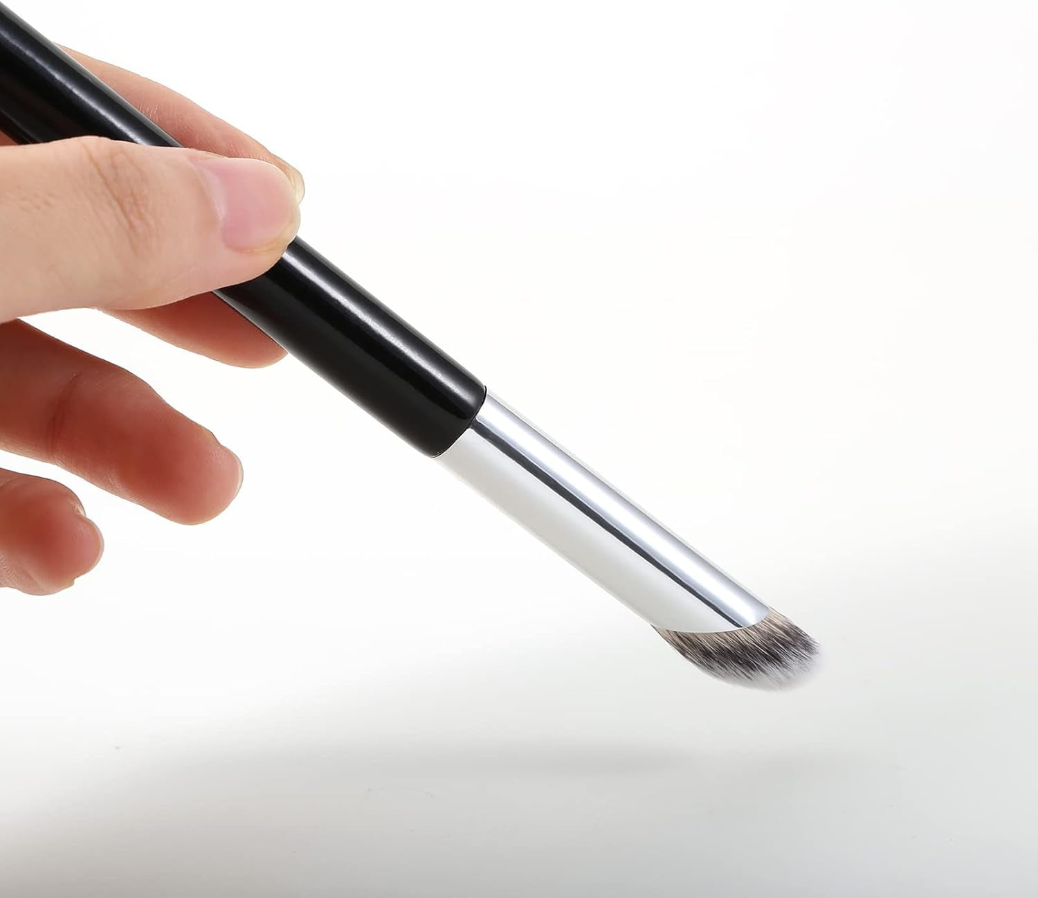 Angled Concealer Makeup Brush under Eye, Slanted Oval Top Nose Contour Brush, Professional Contour Concealer Brush for Blending Liquid, Cream or Flawless Powder Cosmetics